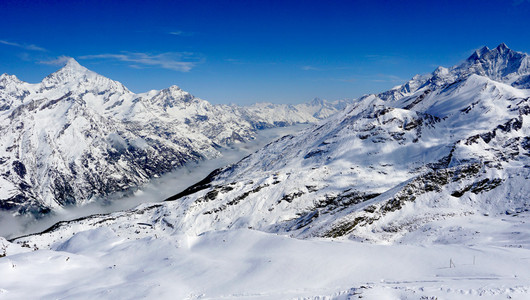 阿尔卑斯山观冰雪雾与蓝蓝的天空