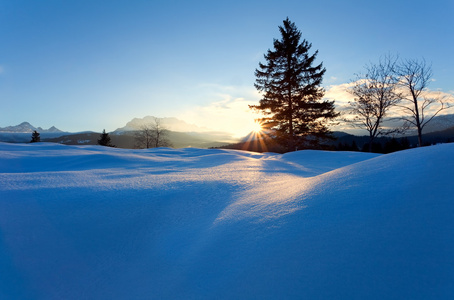 在阿尔卑斯山雪山落日