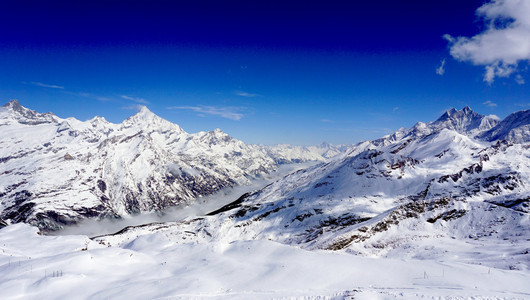 雪山山脉和蓝蓝的天空