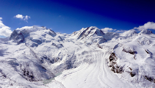 雪阿尔卑斯山脉视图和蓝天