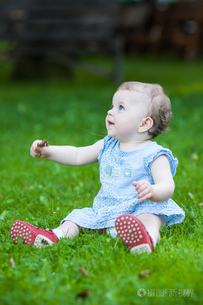 美丽流着口水的可爱的小宝贝女孩