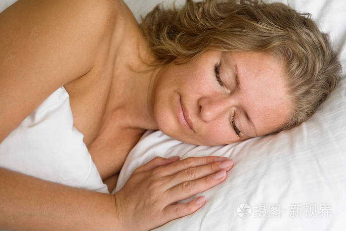 睡在被子底下的漂亮女人.人