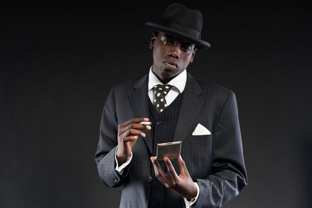 条纹领带穿穿条纹的西装和领带的复古的非洲裔美国黑帮老大照片