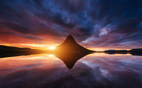 五颜六色的日落在山。梦幻般的景色在冰岛