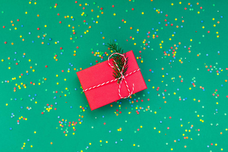新年或圣诞顶级景观圣诞假期庆典红色礼物盒复制空间绿色纸张背景。模板贺卡
