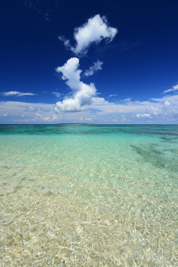 冲绳海槽的翡翠绿色的海洋