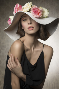 非常漂亮的姑娘，用帽子上的花
