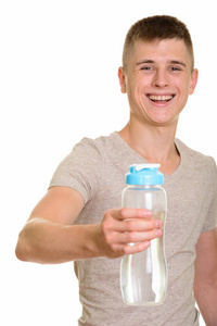 年轻快乐的高加索人笑着给了瓶水