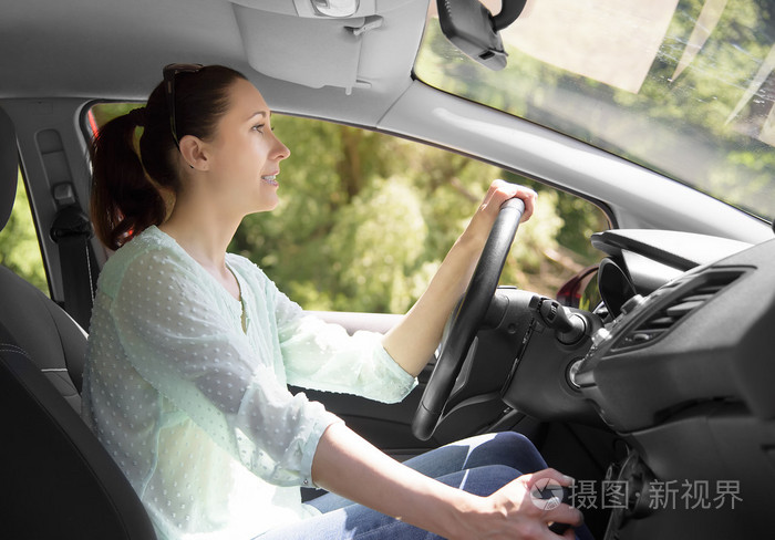 女人开车她的车