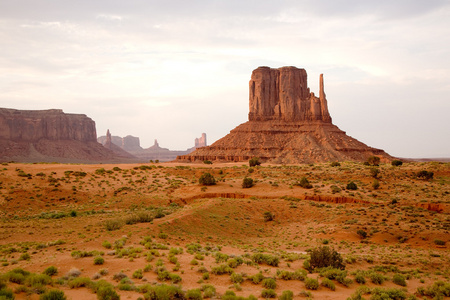 在纪念碑谷，纳瓦霍国家，亚利桑那州的醒目景观