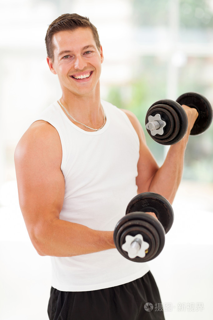 在健身房做运动健身男人