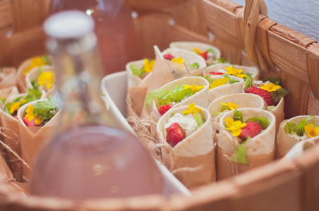 一个美丽的野餐篮与美味, 健康和新鲜的素食包装食品, 在上面的食用花卉