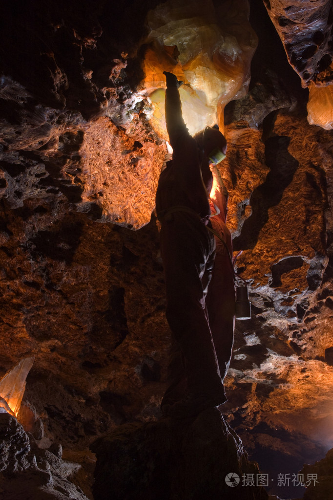 洞穴探险者在竖穴