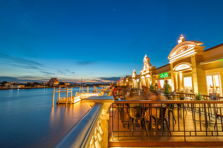 瓦内蒂附近的恩古里河在非洲的猴面包树森林附近河 5 日落附近萨马拉