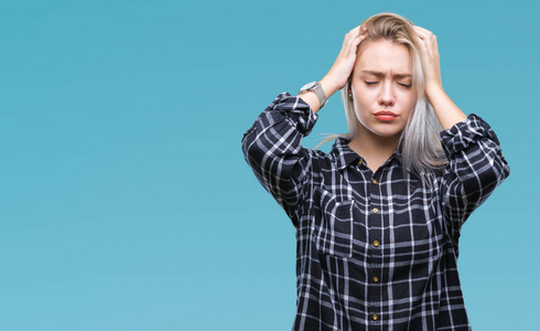 年轻的金发女人在孤立的背景下患有头痛绝望和压力, 因为疼痛和偏头痛。手在头上