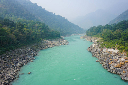 印度 Rishikesh 的绿松石河恒河