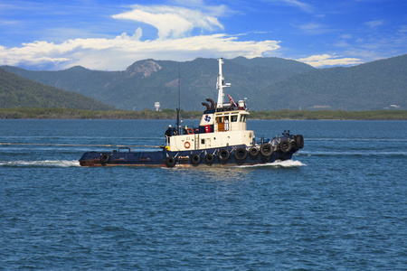凯恩斯海港拖船船拖曳照片