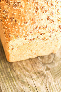 一条模糊的木桌上的面包