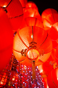 挂大红灯笼在中国农历新年图片
