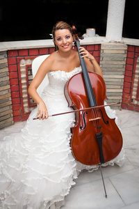 新娘 musicial 演奏大提琴