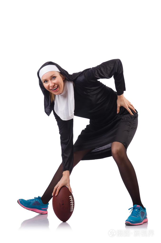 带上白色孤立的橄榄球球漂亮尼姑