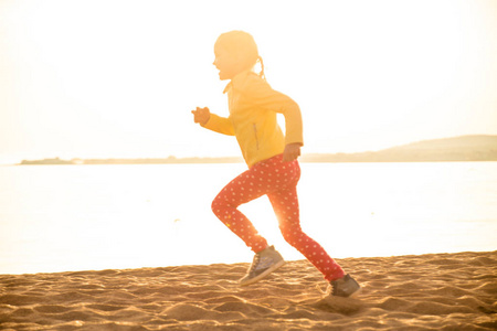 海边奔跑的孩子图片