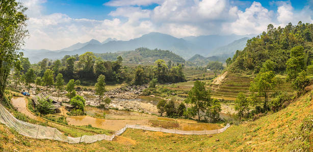 夏季越南老蔡沙巴山河全景