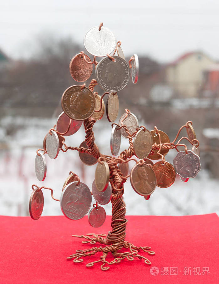 一棵带有硬币的铜丝手工工艺品
