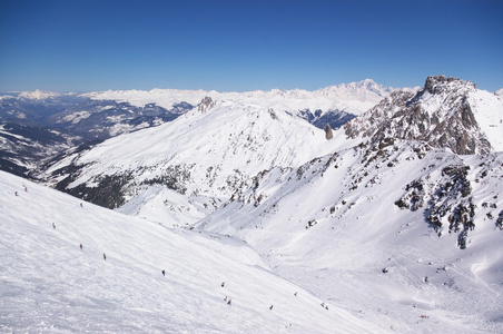 阿尔卑斯山冬天山度假村全景六