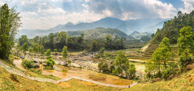 夏季越南老蔡沙巴山河全景