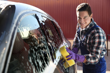 洗车用海绵清洁汽车工人图片