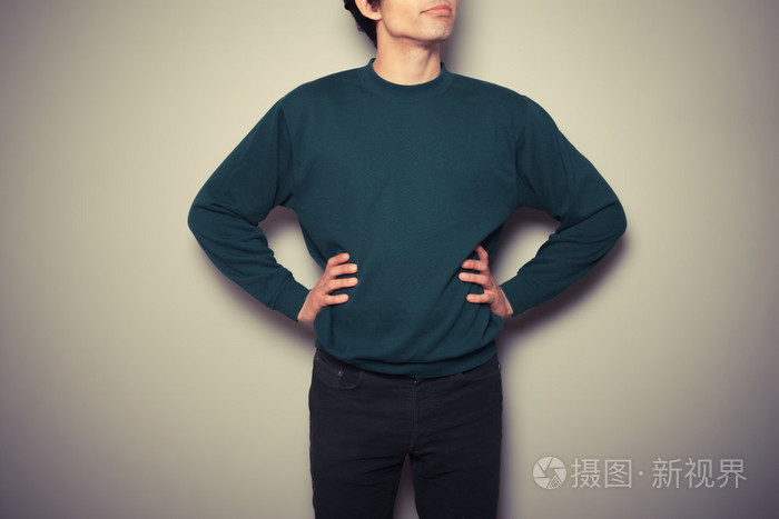 年轻男子站在一个强大的姿势