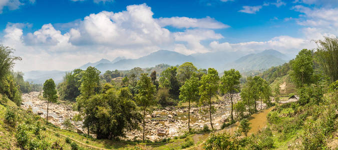 夏季越南老蔡沙巴山河全景