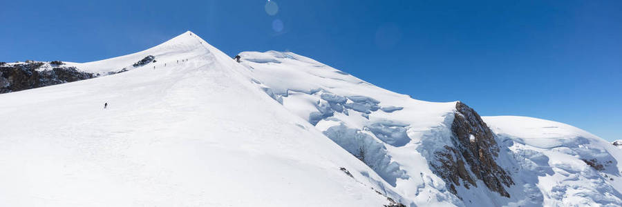 徒步旅行到法国阿尔卑斯山的勃朗峰山顶