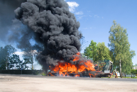 卡车在火与黑烟 ro照片