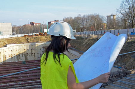 年轻的女建筑师，建筑工地的构造