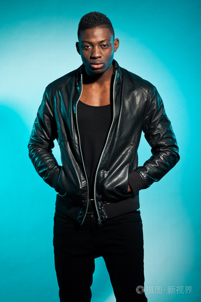 酷城市时尚黑色的美国人时装工作室拍摄