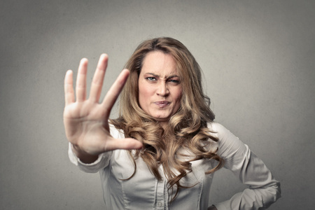 生气的女人喊叫在她细胞电话,使暴怒和坏的服务发光光影响.