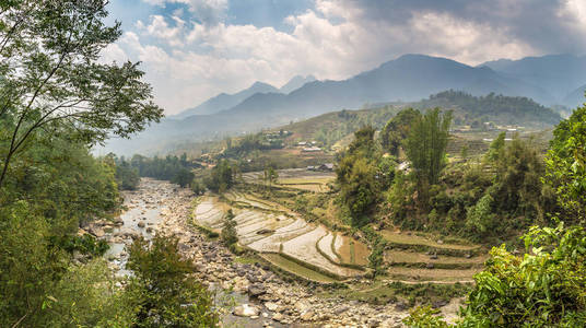 夏季越南老蔡沙巴山河全景