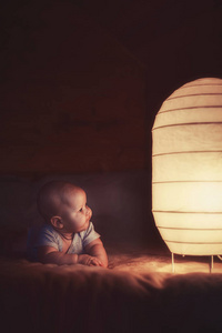 男婴和灯