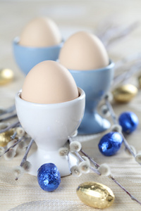 鸡蛋在白色和蓝色 eggcups