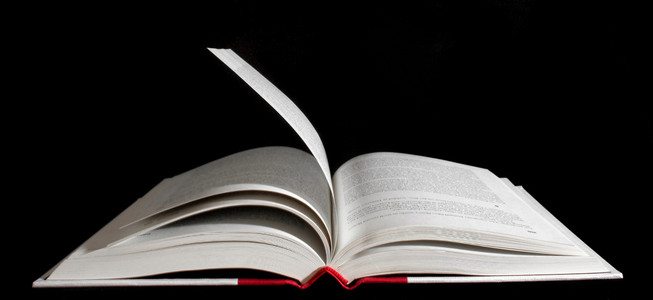 书打开在黑色的背景照片