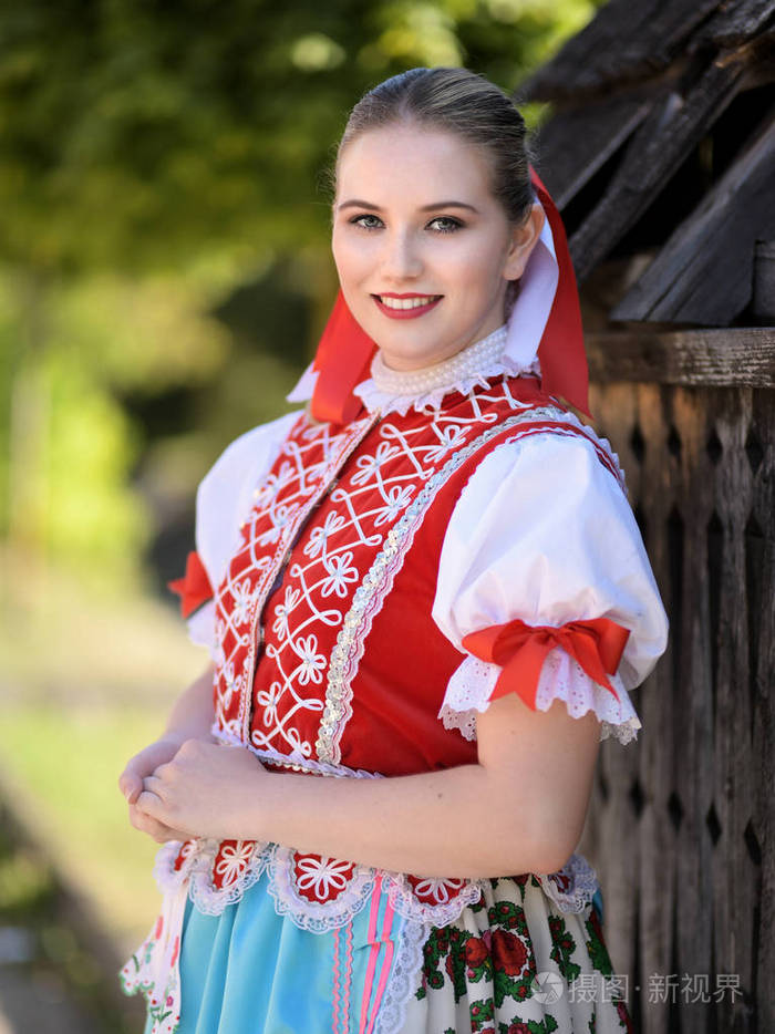 年轻美丽的斯洛伐克妇女在传统服装