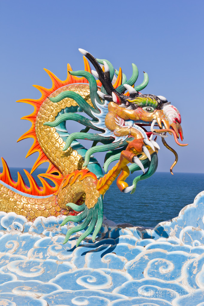 反对在中国寺庙中的蓝色天空龙雕像