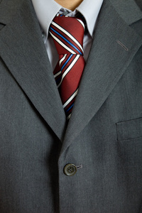 彩色打领带穿西装男人的细节