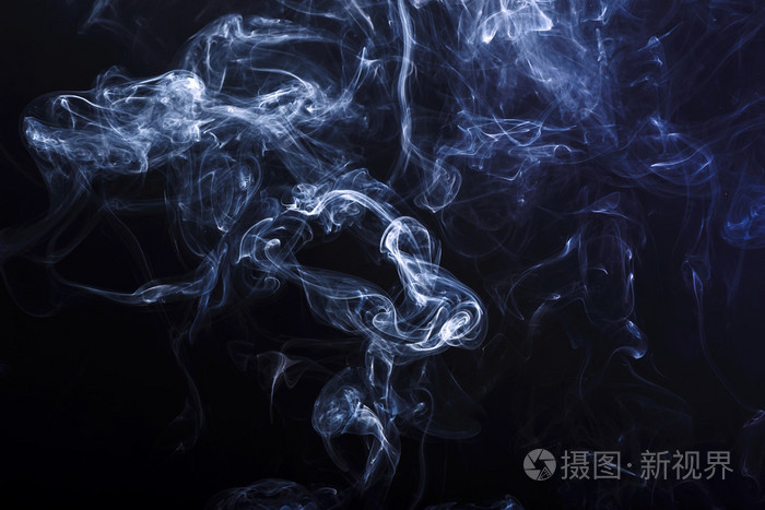 黑色背景上孤立的烟