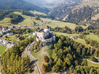 城堡 Tarasp 的鸟瞰图 修造在第十一世纪 在瑞士阿尔卑斯, 小行政区格劳宾登或 Graubuendon, 瑞士