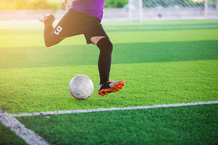 控线这个小亚洲足球运动员在人造草皮上的触控线向球门投篮照片