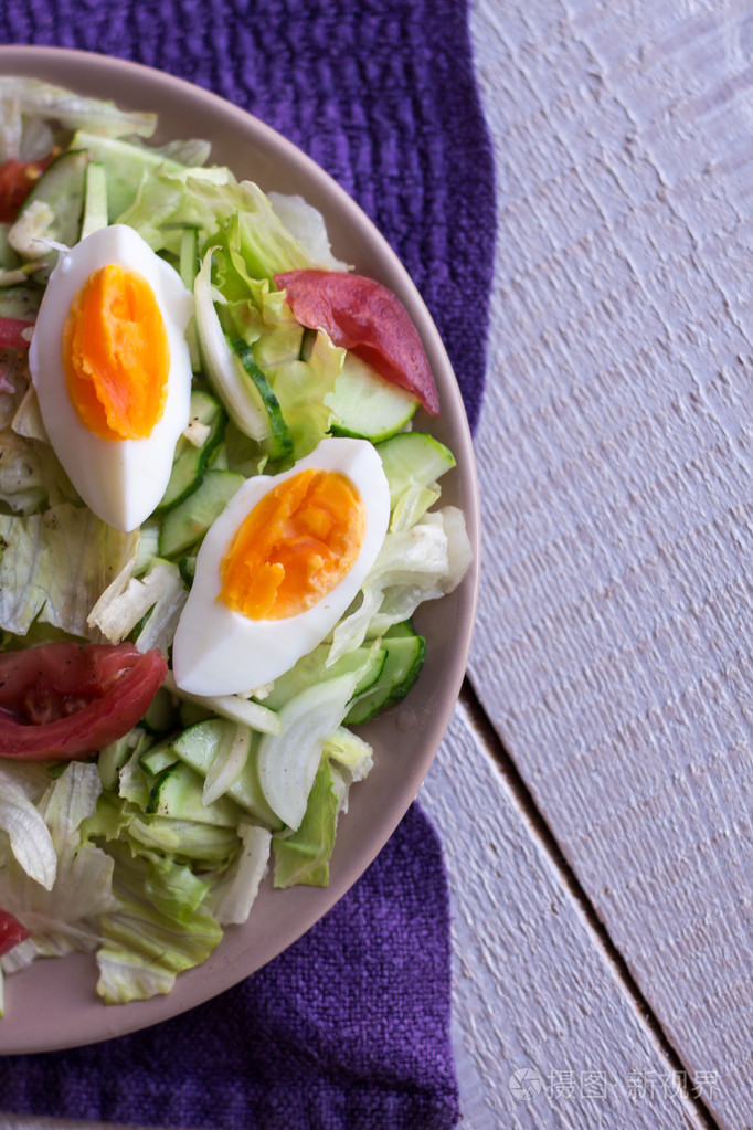 西红柿鸡蛋黄瓜沙拉