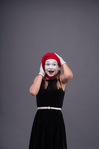 与白色甜姐儿女性 mime 的肖像